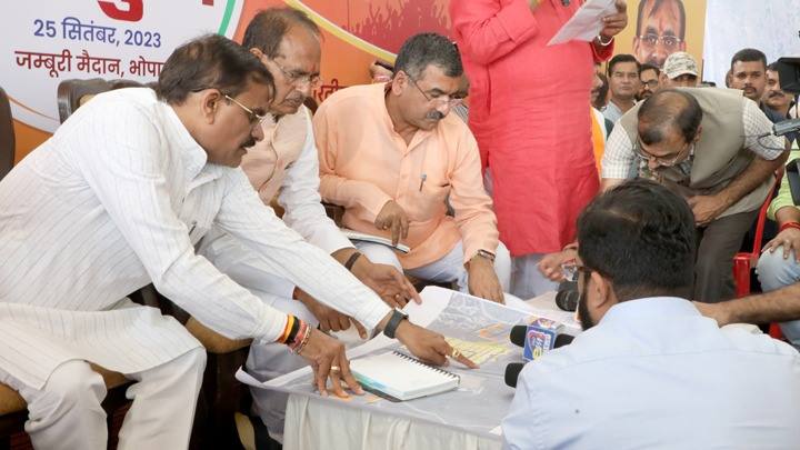 मुख्यमंत्री श्री चौहान ने प्रधानमंत्री की प्रस्तावित भोपाल यात्रा की तैयारियों का जायजा लिया